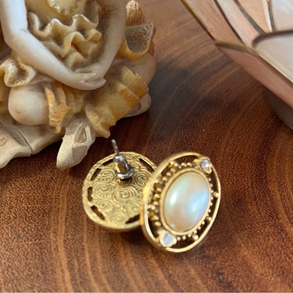 Vintage gold and pearl matching necklace and earring set. - Picture 3 of 8